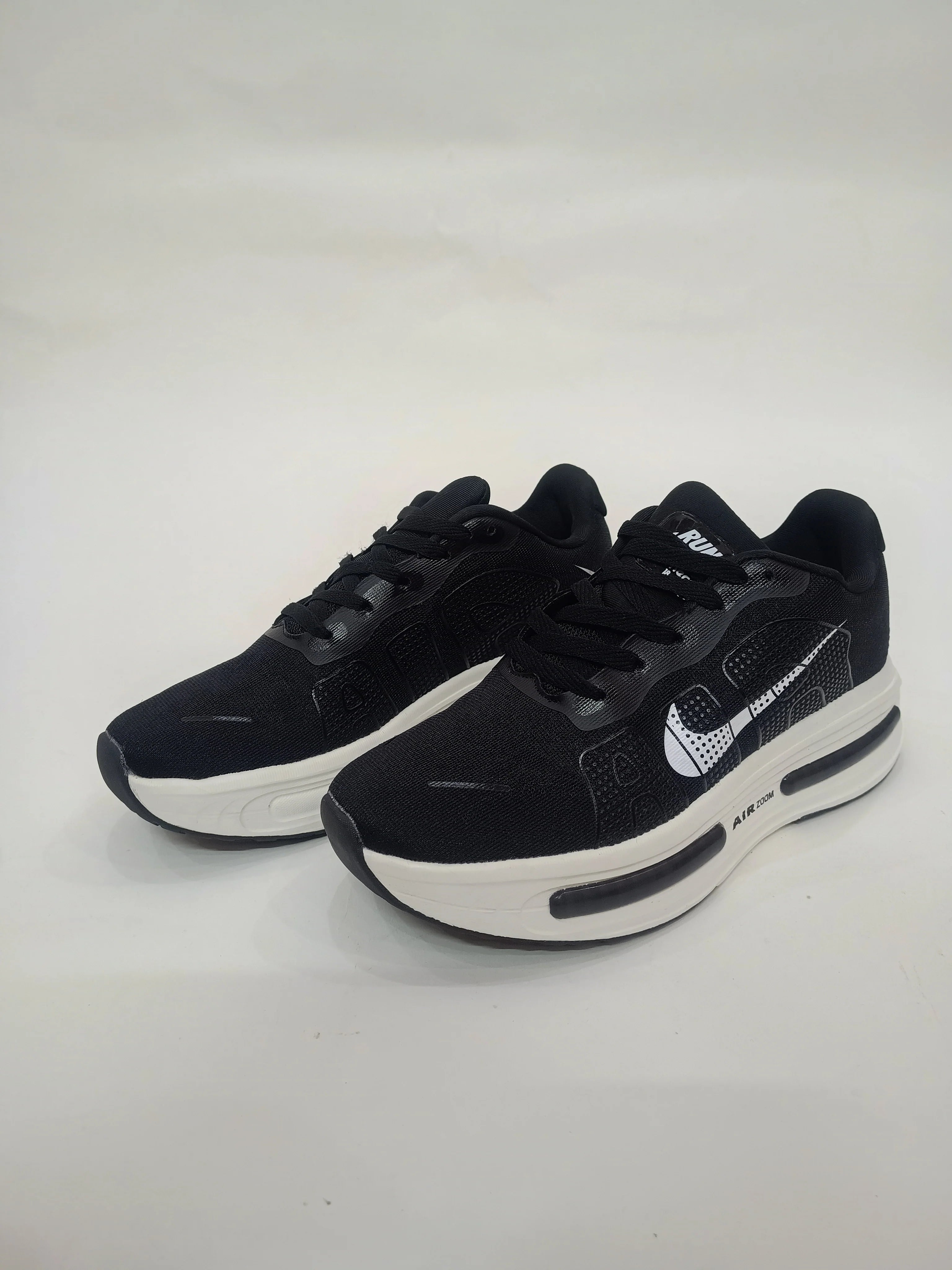 NIKE AIR ZOOM BLACK AND WHITE