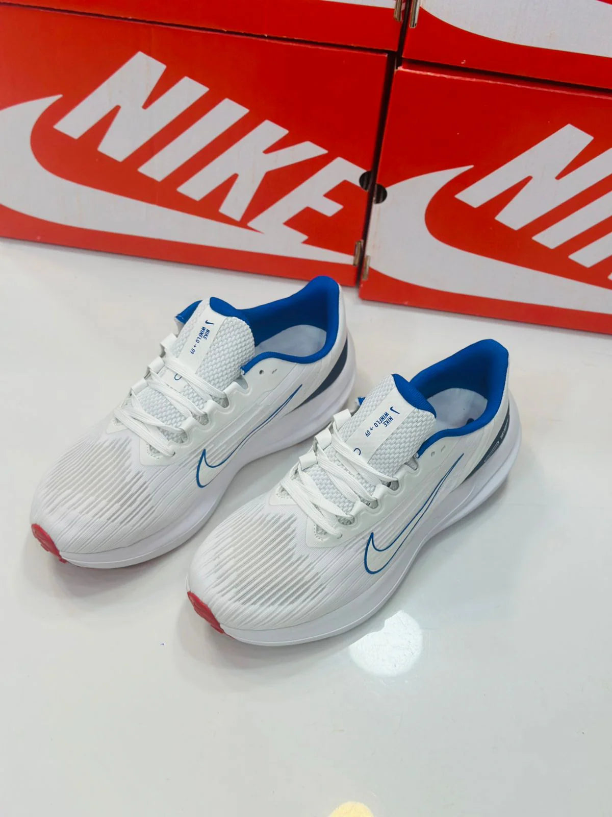 NIKE WINFLO 9 WHITE AND BLUE