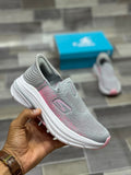 ARCH FIT SLIP ON SKECHERS GRAY WITH PINK