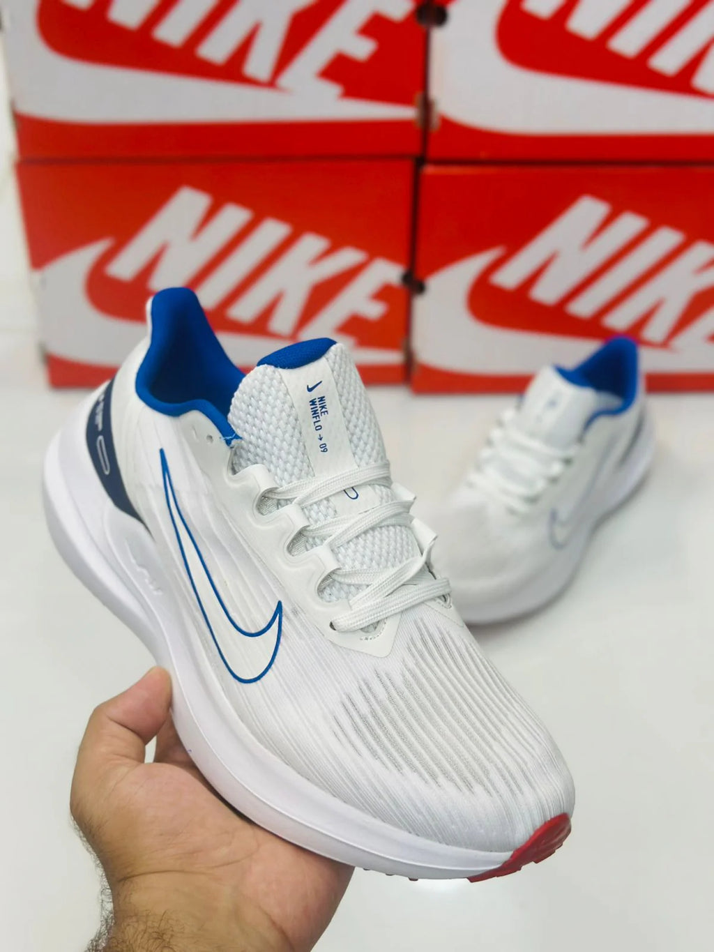NIKE WINFLO 9 WHITE AND BLUE
