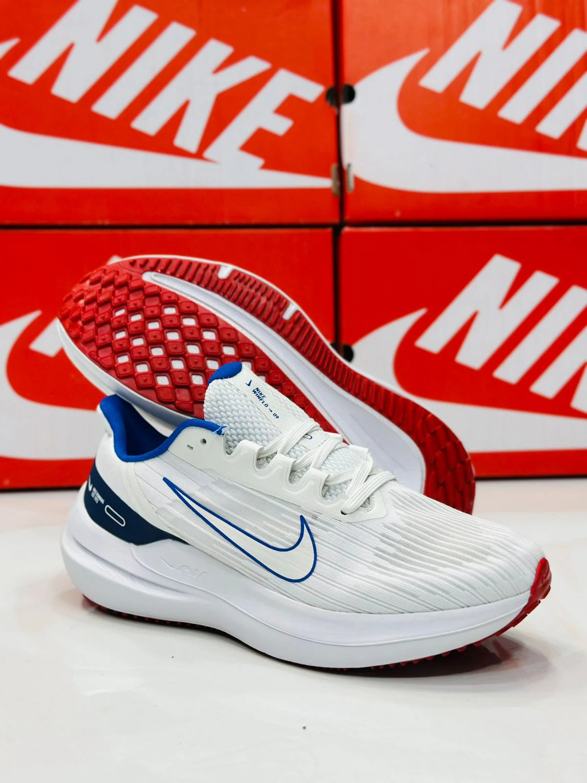 NIKE WINFLO 9 WHITE AND BLUE