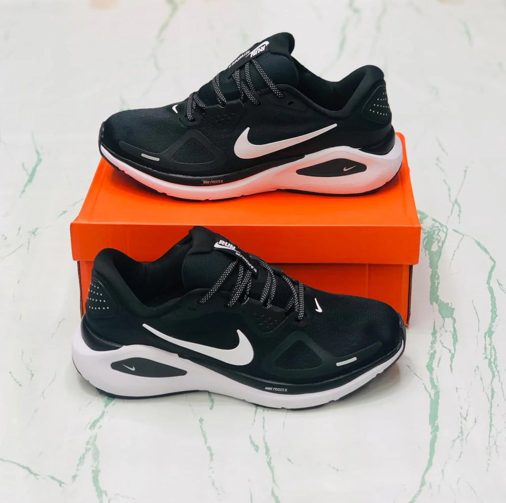NIKE STRUCTURE 26 BLACK AND WHITE
