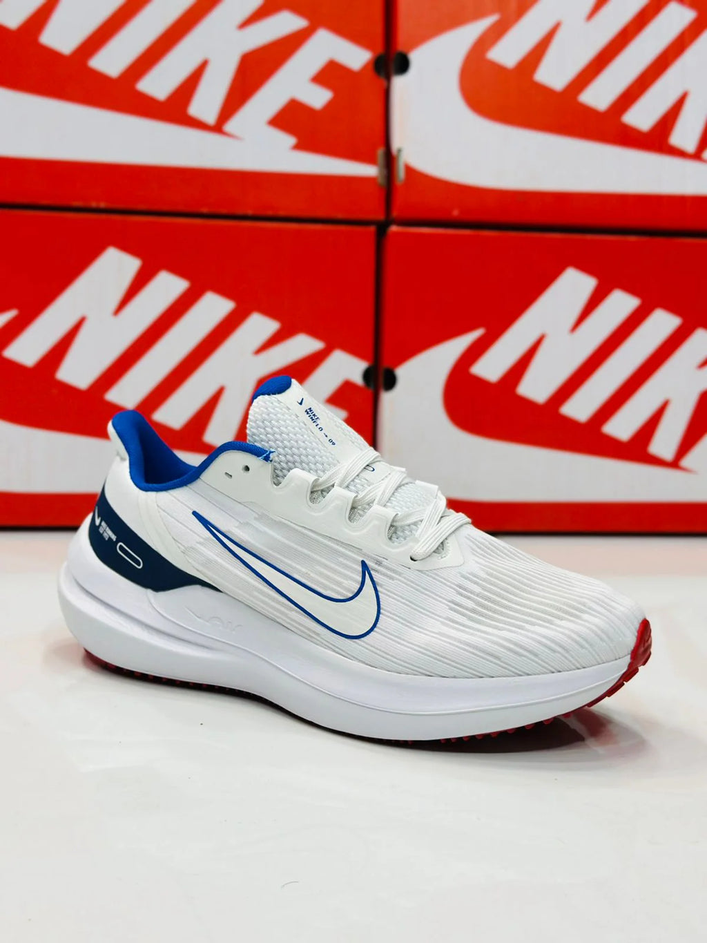 NIKE WINFLO 9 WHITE AND BLUE