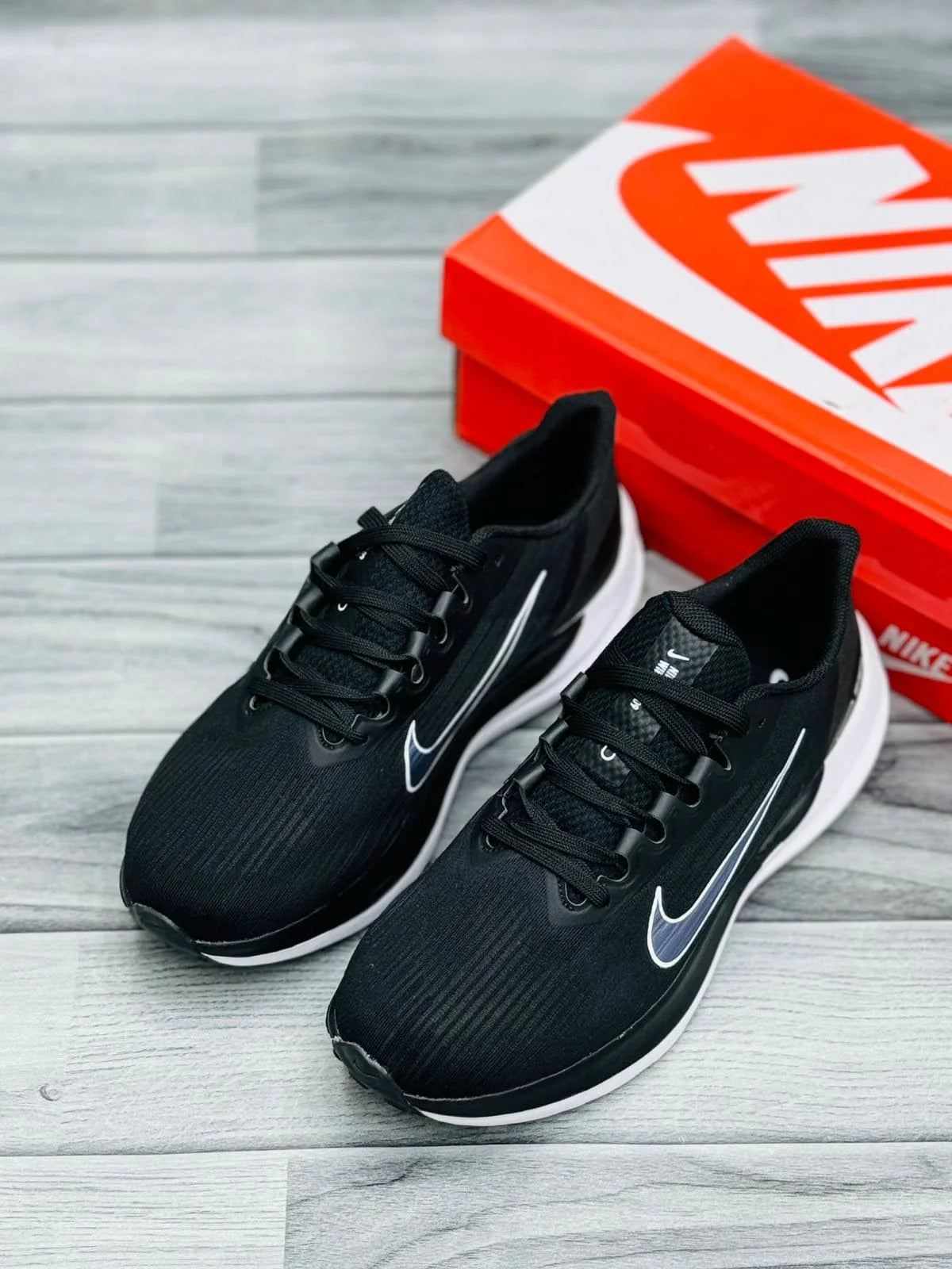 NIKE WINFLO 9 BLACK AND WHITE