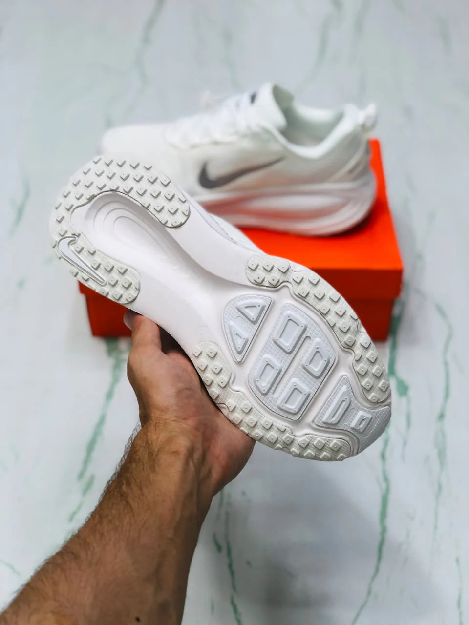 NIKE VERMO 18 WHITE AND SILVER