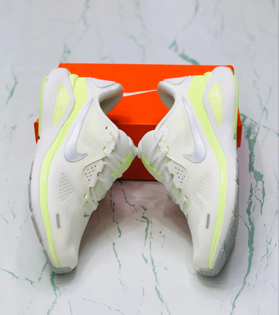 NIKE STRUCTURE 26 SUMMIT WHITE AND BARELY VOLT
