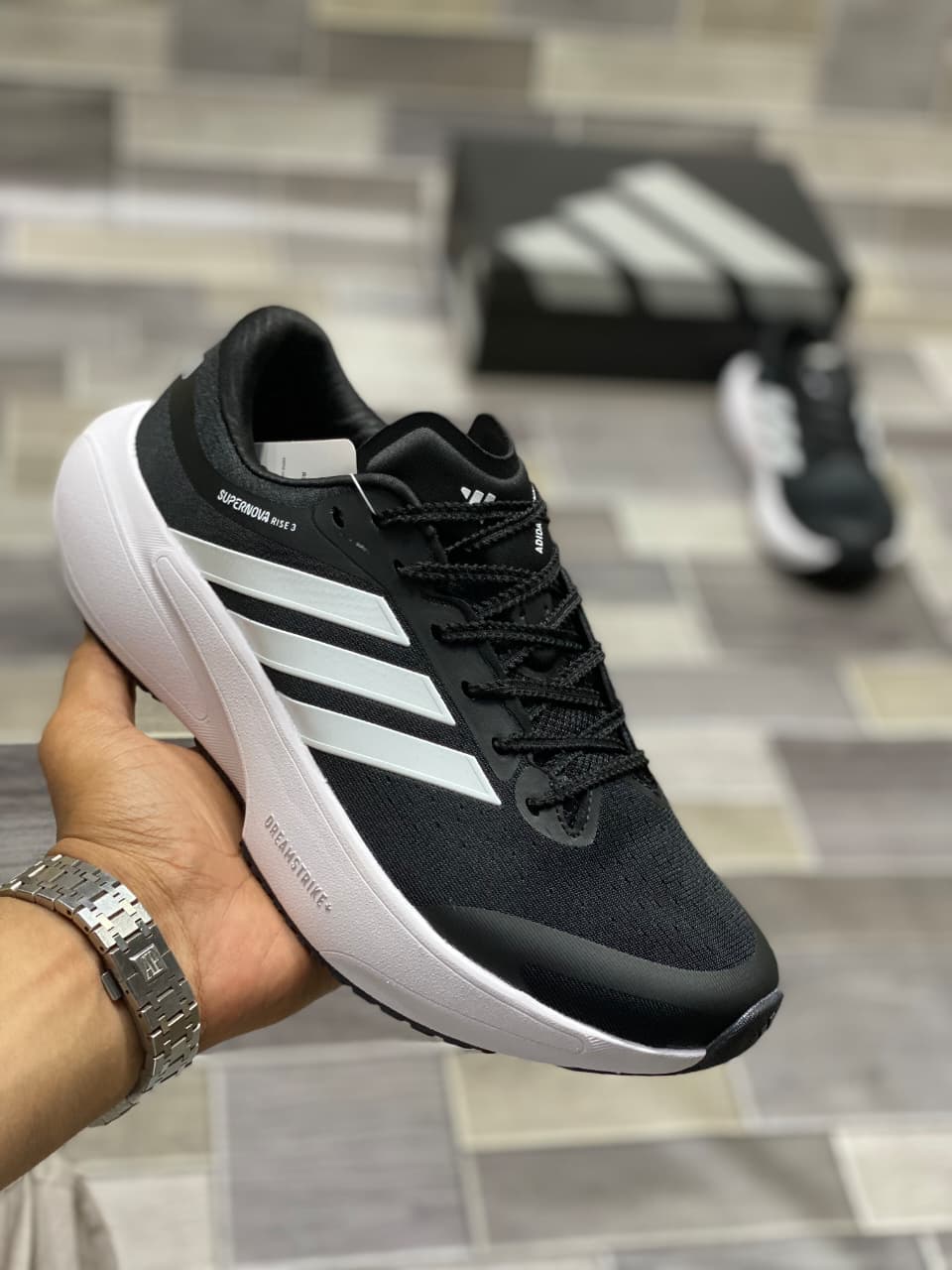 SUPERNOVA RISE 3 CORE BLACK AND CLOUD WHITE