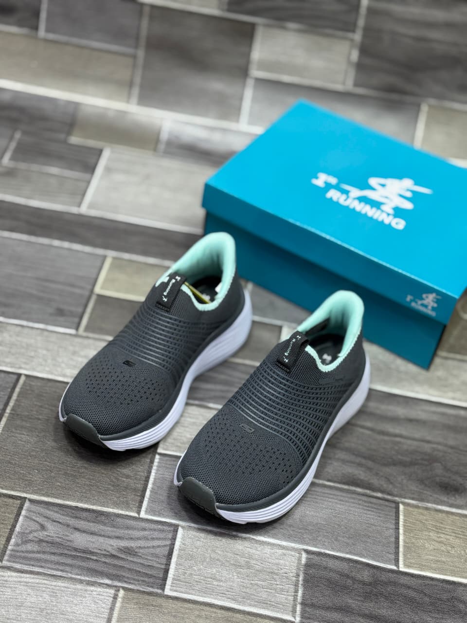MAX COUSION SLIP INN SKECHERS DARK GRAY